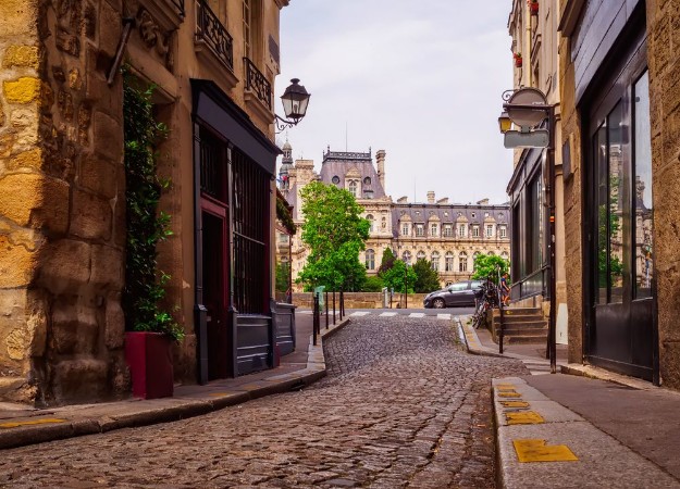 Afbeeldingen van Old cozy street in Paris France