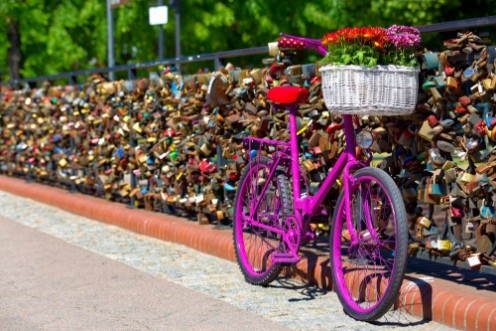 Afbeeldingen van Pink bike standing on the bridge of love