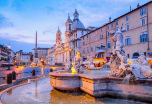 Afbeeldingen van View of Piazza Navona and fountain before sunrise Rome