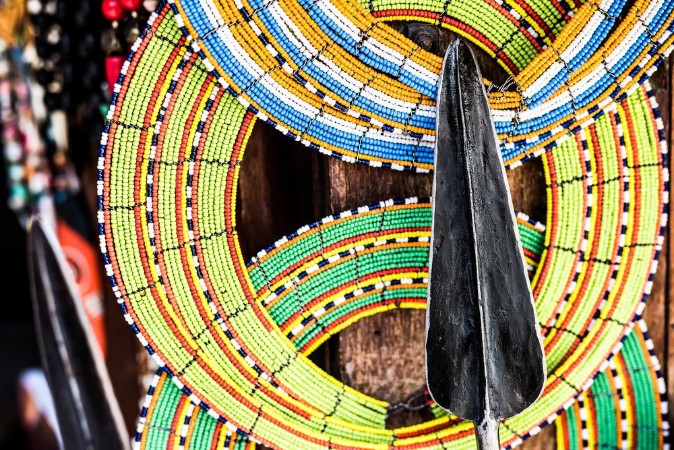 Afbeeldingen van Tnational african handmade colorful decorations and tribal spear on Zanzibar market