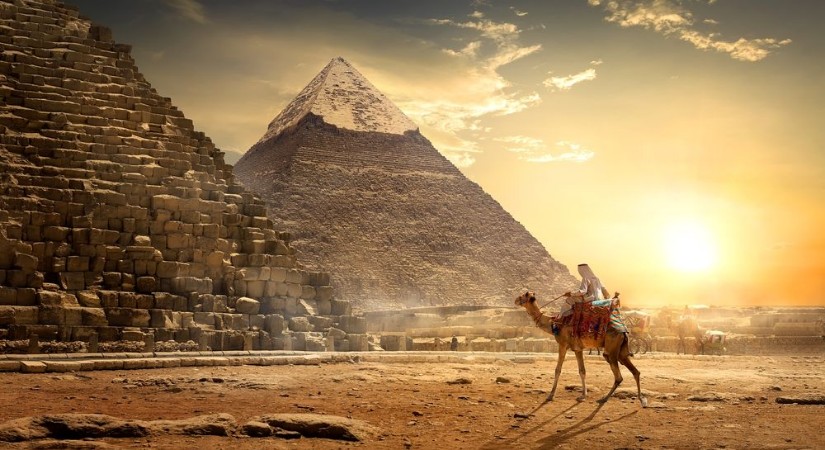 Afbeeldingen van Nomad near pyramids