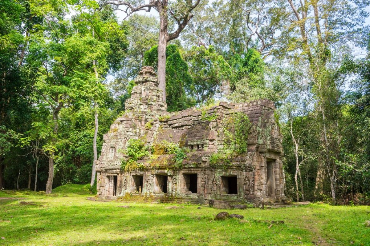 Afbeeldingen van Crumbling temple architecture overtaken by lush green jungle at the Angkor Wat complex in Siem Reap Cambodia