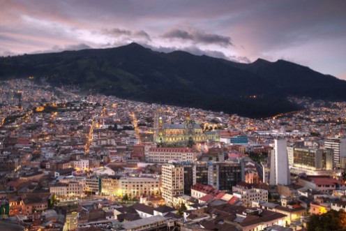 Afbeeldingen van Night view of Quito Ecuador