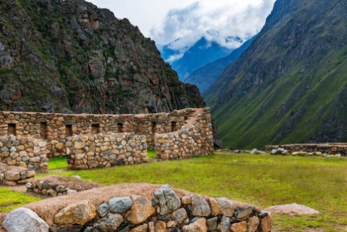 Bild på The ruins of Willkaraqay and the surrounding mountains in the Sacred Valley area along the Inca Trail do Machu Picchu in Peru South America