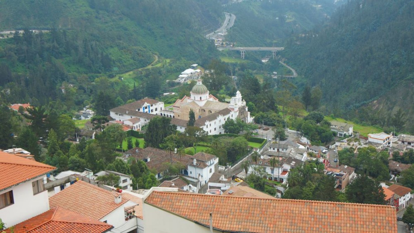 Bild på Aerial view of the old town of Guapulo where the Sanctuary of the Virgin of Guapulo stands out The Church is a large structure with a neoclassical facade