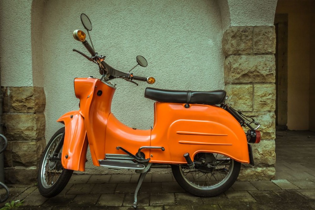 Afbeeldingen van Oranje scooter