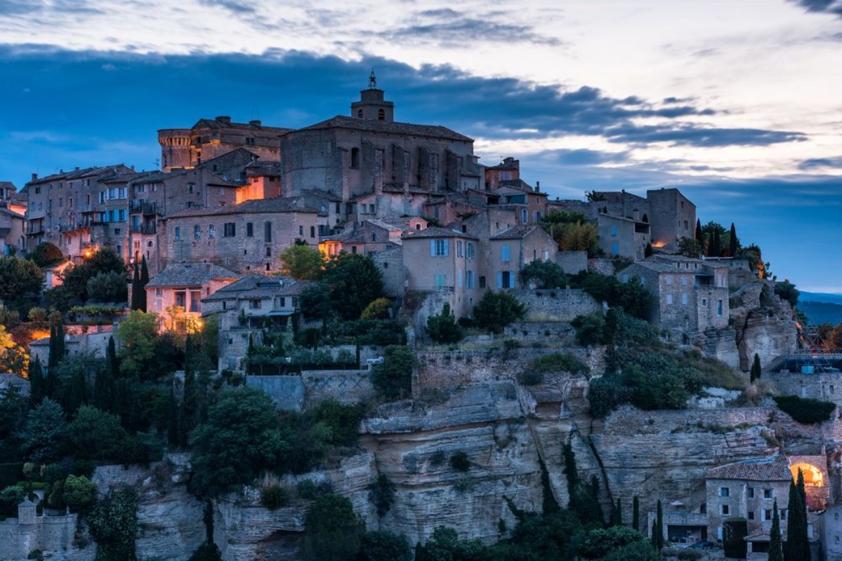 Afbeeldingen van Gordes town in ProvenceFrance at twilight