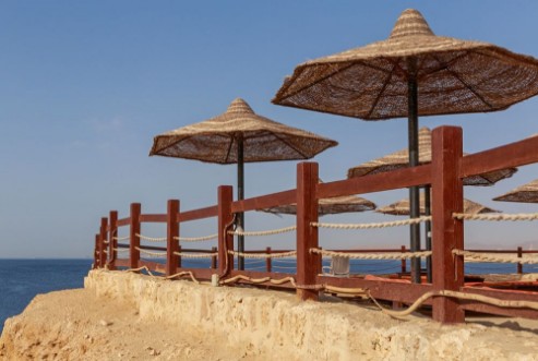 Afbeeldingen van Sunshade beach umbrellas in resort in Sharm El Sheikh Egypt