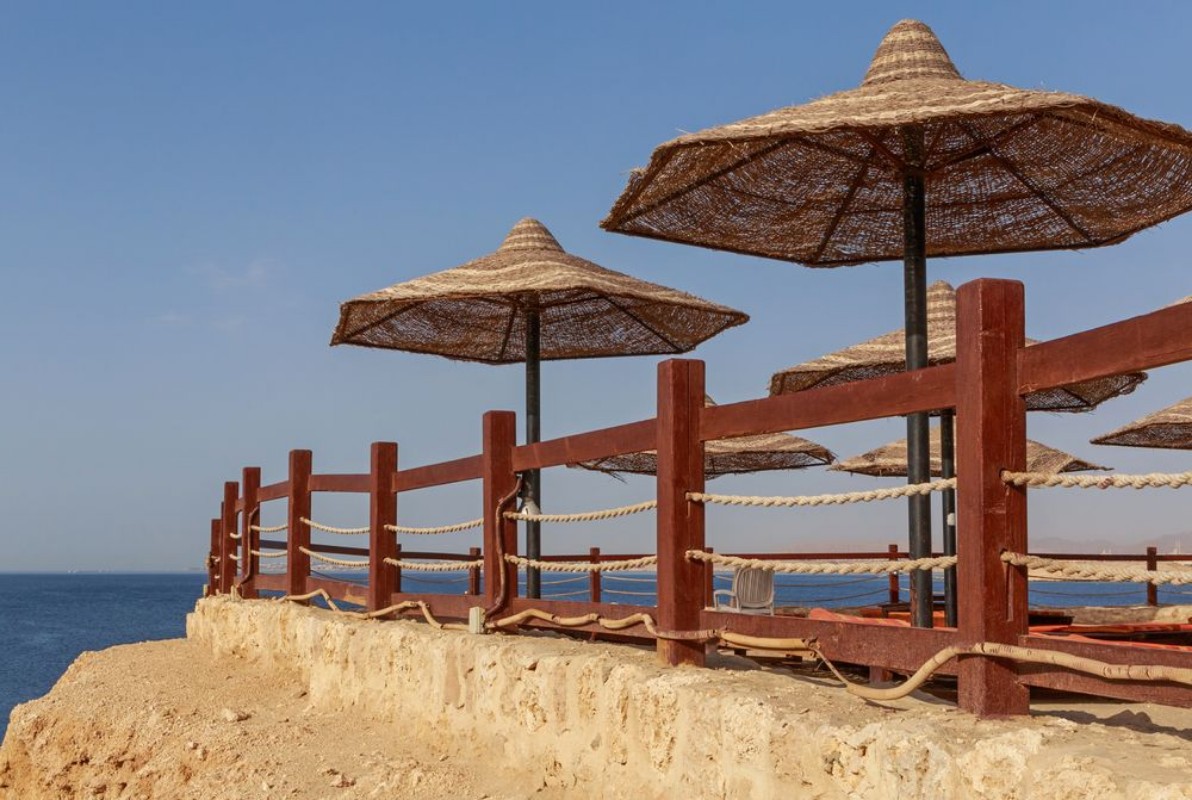Afbeeldingen van Sunshade beach umbrellas in resort in Sharm El Sheikh Egypt