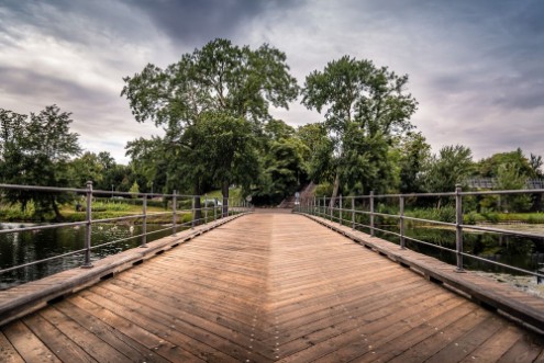 Afbeeldingen van Bridge over pond in Churchill Park in Copenhagen Denmark a cloudy day of summer