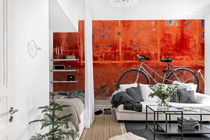 Image de Old bike standing at colorful red wall