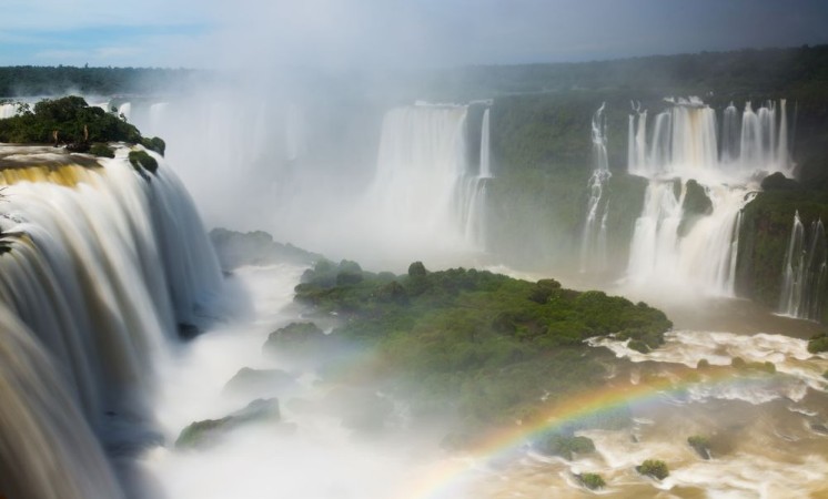 Afbeeldingen van Waterfall Cataratas del Iguazu on Iguazu River Brazil