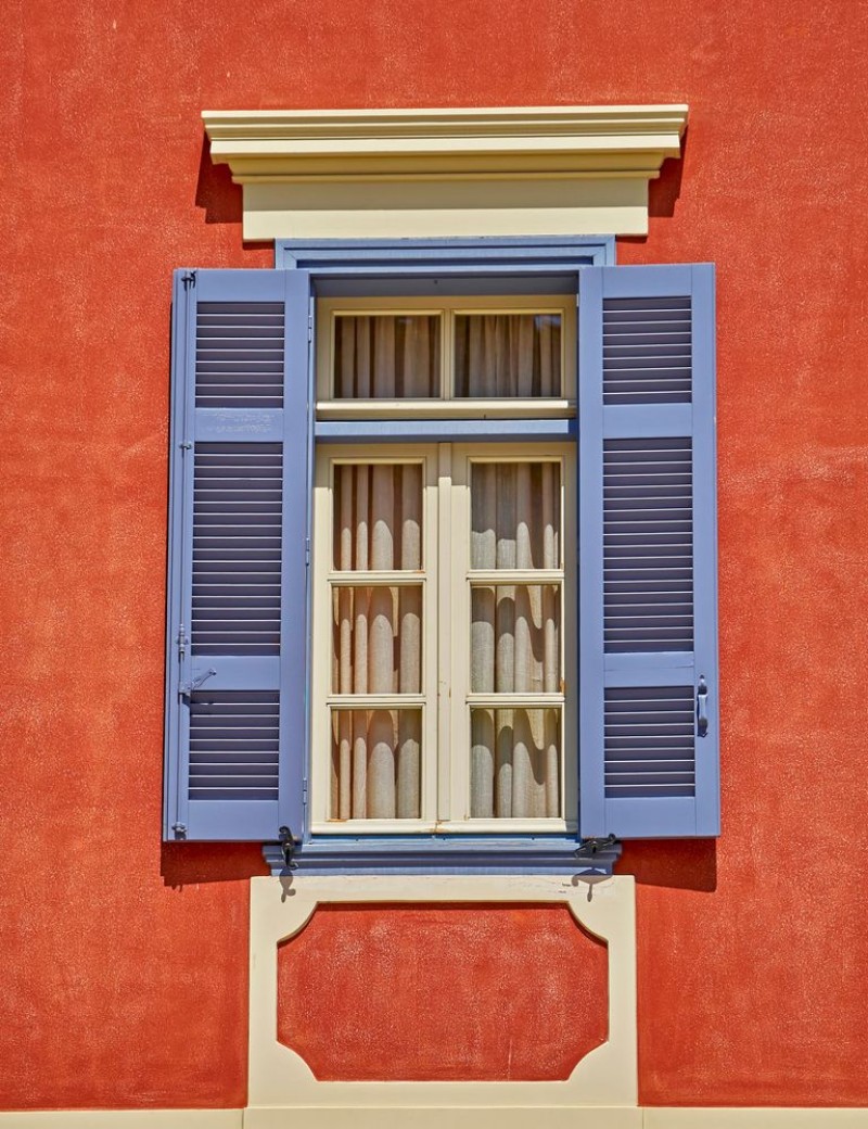 Afbeeldingen van Elegant vintage window on orange house wall