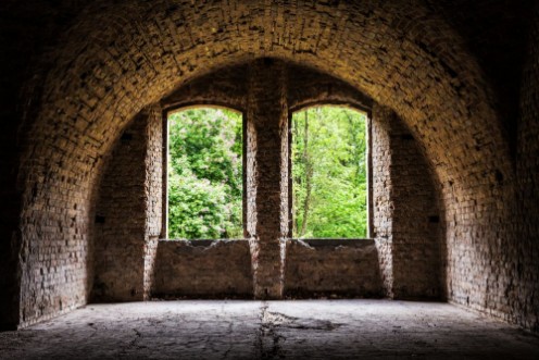 Afbeeldingen van Brick vault old ancient castle room with windows grunge
