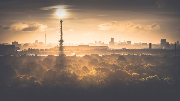 Afbeeldingen van Berliner Fernsehturm und Funkturm zum Sonnenaufgang