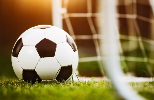 Afbeeldingen van Closeup soccer ball on green grass