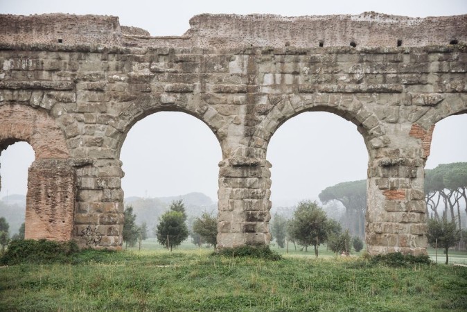 Roman aqueduct arches photowallpaper Scandiwall