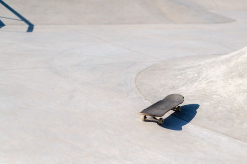Afbeeldingen van Skateboard laying on concrete
