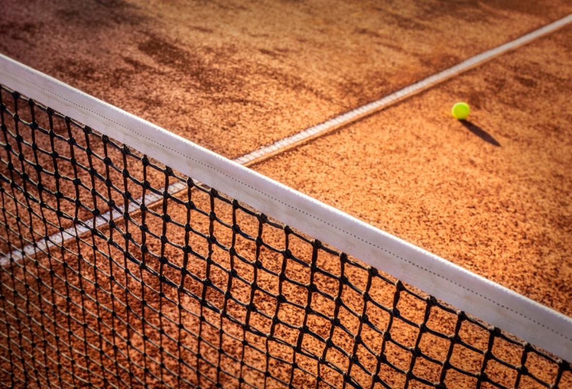 Afbeeldingen van Tennis ball on a tennis court