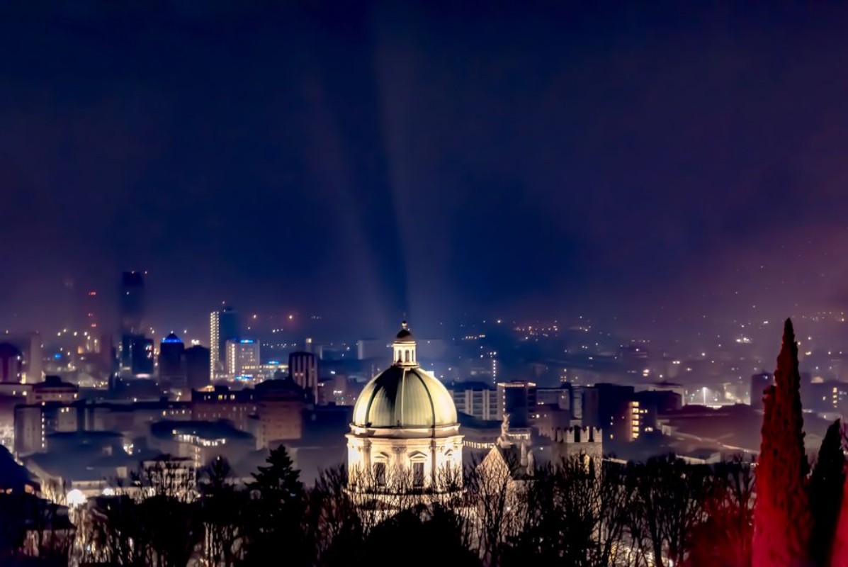 Immagine di cathedral at night