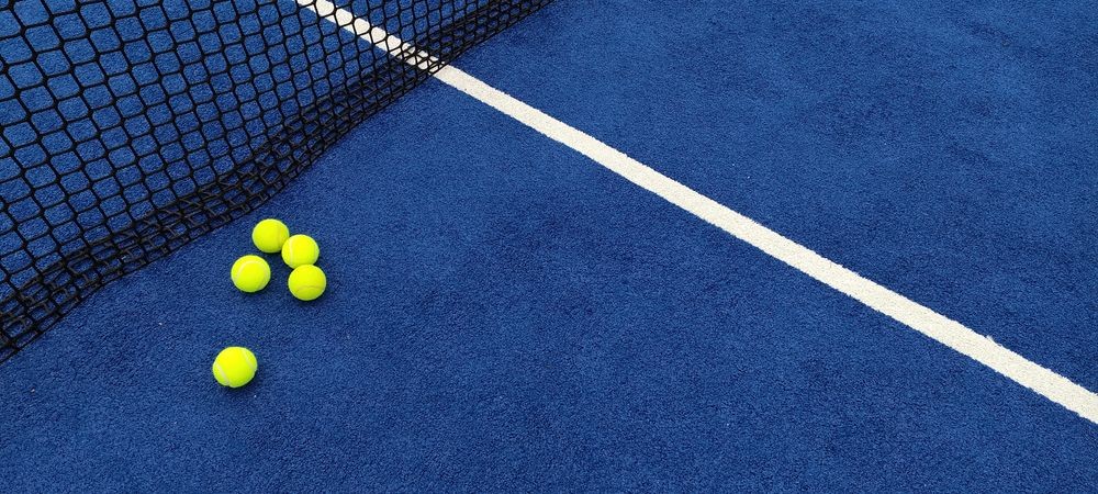 Afbeeldingen van Yellow balls on tennis court