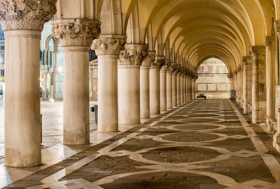 Imagem de Ancient Columns in Venice