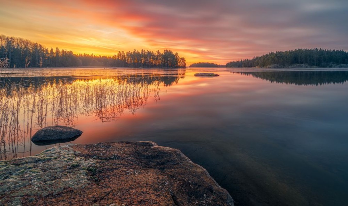 Bild på Vätterns sjö före soluppgången Sverige