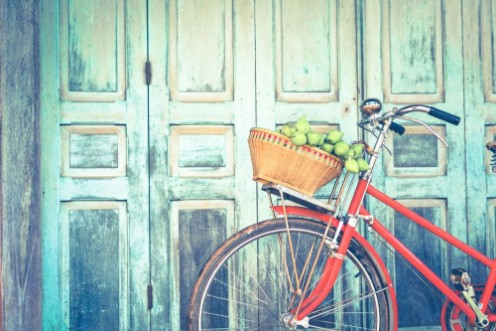 Afbeeldingen van Hipster red bicycle in old building walls background  color if vintage tone 