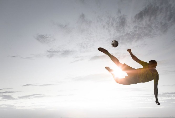 Afbeeldingen van Soccer player with ball outdoors