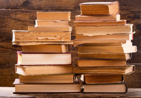 Bild på Old books on a wooden shelf