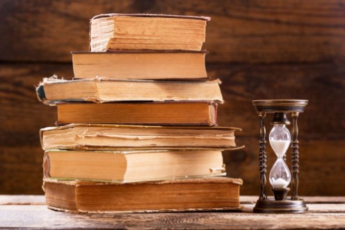 Image de Stack of old books and retro hourglass