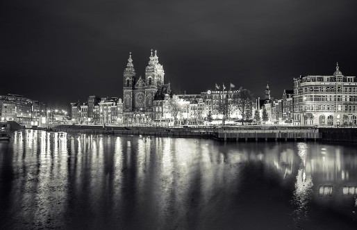 Afbeeldingen van AMSTERDAM NETHERLANDS - MAY 25 2017 General view of Central station of Amsterdam city at night time Black-white photo May 25 2017 in Amsterdam - Netherlands