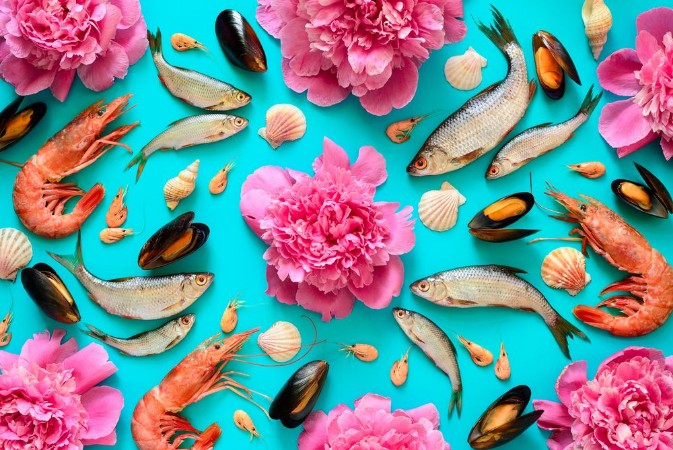 Afbeeldingen van Sea food and flowers background