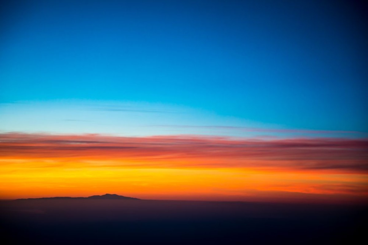 Image de Spectacular sunset flying somewhere over Argentina