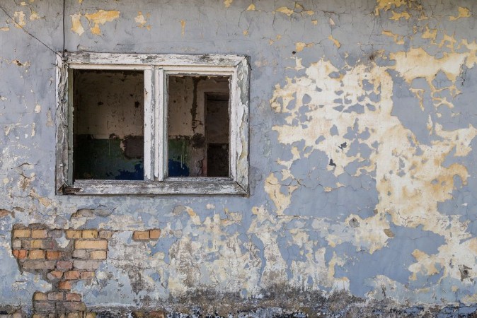 Picture of Fenster ohne Scheiben in einer Ruine