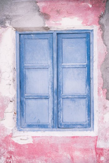 Bild på Old wooden closed window on maldivian house