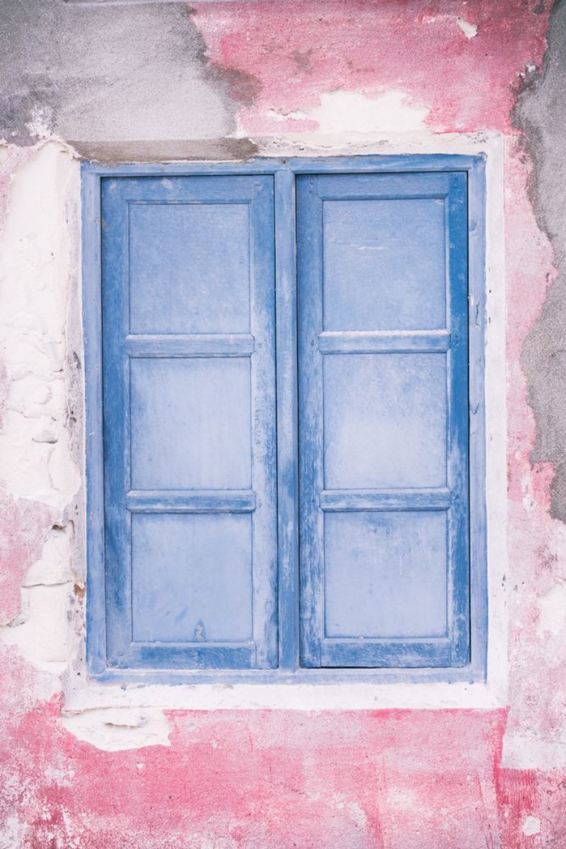 Afbeeldingen van Old wooden closed window on maldivian house