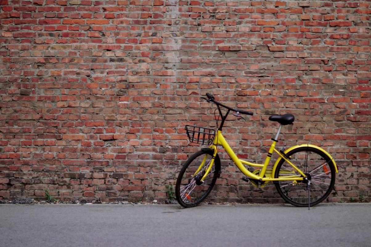 Afbeeldingen van Yellow Bicycle by the Brick Wall