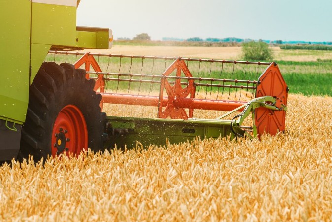 Image de Combine harvester machine harvesting ripe wheat crops