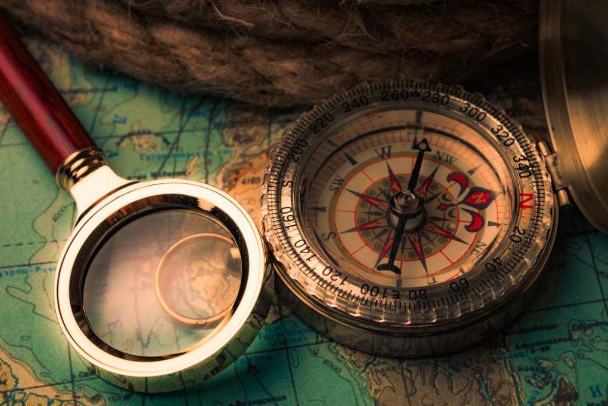 Image de Vintage compass with rope