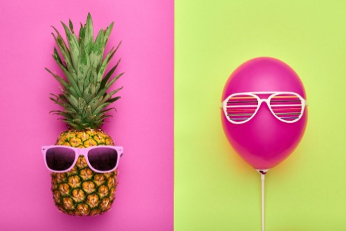Bild på Pineapple and Pink air Balloon Bright Summer Color Accessories Tropical Hipster pineapple with Sunglasses Creative Art concept Minimal style Summer party background Fun