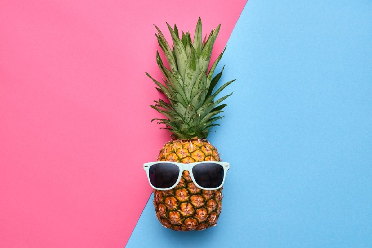 Afbeeldingen van Pineapple Fruit Hipster Bright Summer Color Accessories Tropical pineapple with Sunglasses Creative Art concept Minimal style Summer party background