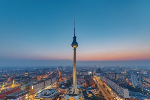 Afbeeldingen van The Television Tower in Berlin after sunset