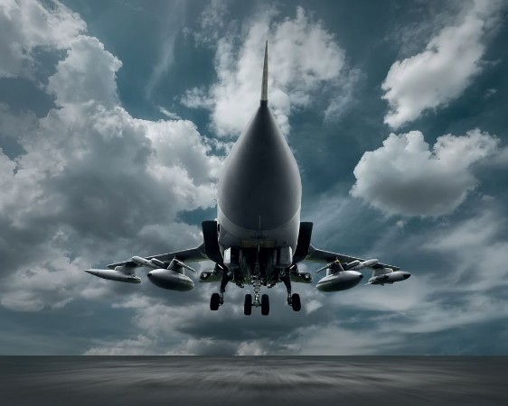 Afbeeldingen van Military airplane at flying on the speed