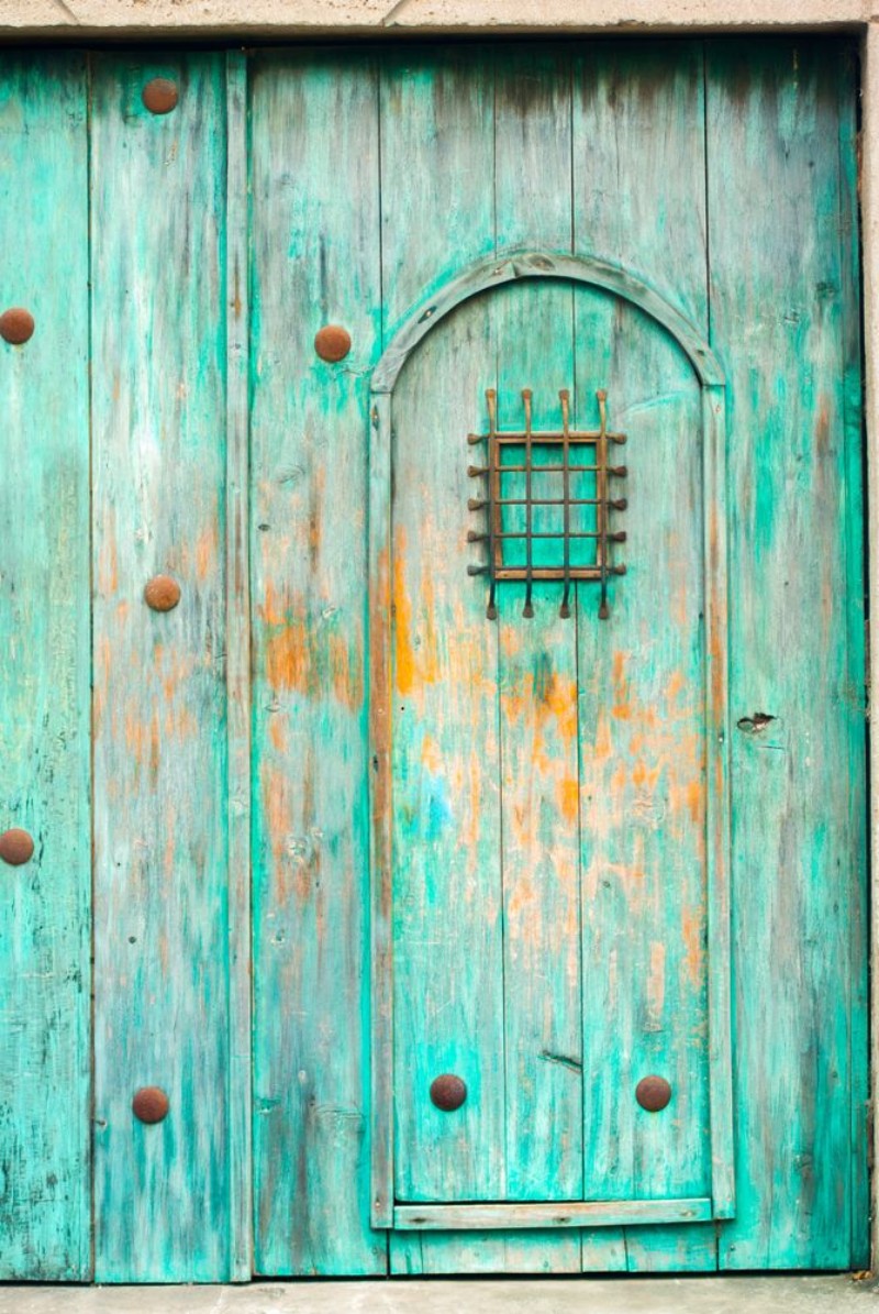 Bild på Window and wooden door in colonial house of La Antigua Guatemala Central America