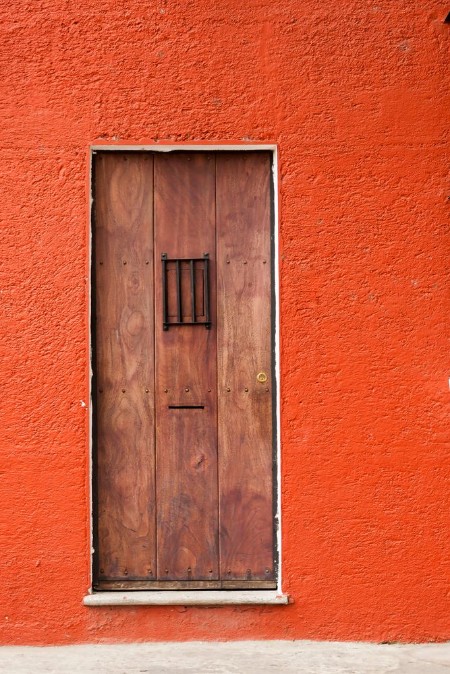 Afbeeldingen van Window and wooden door in colonial house of La Antigua Guatemala Central America