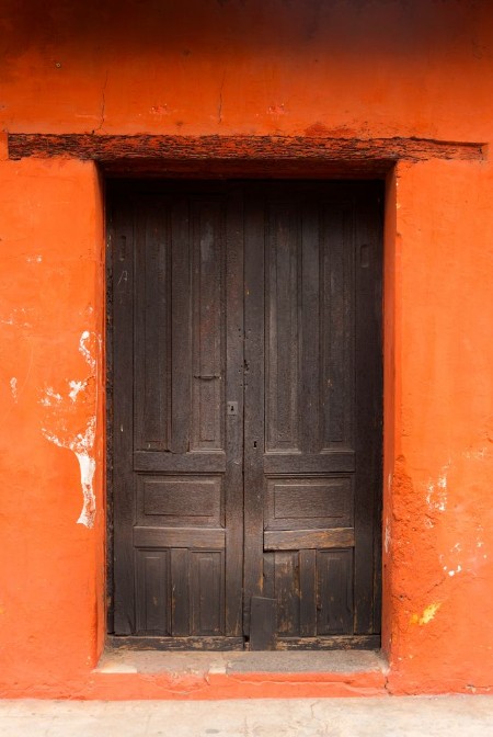 Bild på Window and wooden door in colonial house of La Antigua Guatemala Central America