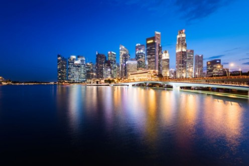 Bild på Singapore skyline at night Central Business District Fullerton Park at the newly built Jubilee Bridge