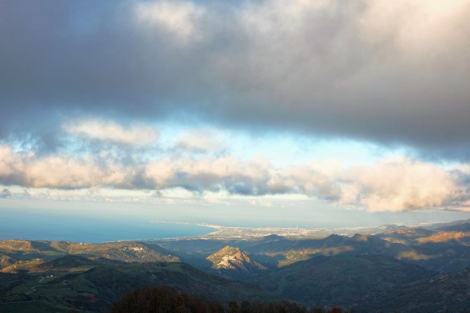 Bild på Tirrenic Coast Under Dramatic Sky Sicily