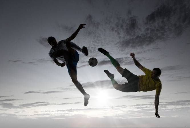 Afbeeldingen van Silhouettes of two soccer players